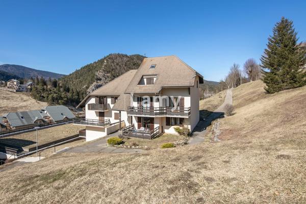 Appartement + 2 garages + cellier sur le palier