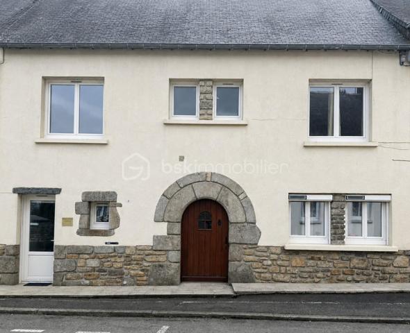 LAURENCE POUSSET, BSK Immobilier, vous présente cette maison de caractère au cœur de Collinée.

Il y a des maisons que l'on visite… et d'autres dans lesquelles on commence déjà à se projeter.

Avec ses poutres apparentes, sa cheminée en pierre et ses beaux volumes, celle-ci ne ressemble pas aux autres. Mais son véritable atout réside aussi dans tout ce qu'elle permet d'imaginer.

Au rez-de-chaussée, vous découvrirez 2 chambres d'environ 13 m² ainsi qu'une 3ᵉ chambre de 15 m² bénéficiant d'un accès indépendant depuis l'extérieur. Une configuration intéressante pour une chambre d'amis, un adolescent, le télétravail ou une activité professionnelle à domicile.

À l'étage, place aux espaces de vie avec un salon-séjour traversant d'environ 28 m², une cuisine aménagée et équipée de 15 m², une 4ᵉ chambre d'environ 15 m² et une salle d'eau avec WC.

Et ce n'est pas fini… La maison réserve encore un grenier de 41 m² sur dalle béton, offrant de belles possibilités supplémentaires selon votre projet et sous réserve des autorisations nécessaires.

Côté extérieur, profitez d'un jardin clos et arboré d'environ 230 m² avec terrasse : un espace agréable pour les repas d'été, les enfants ou le jardinage, sans les contraintes d'un grand terrain.

📍 Et vivre à Collinée, c'est aussi avoir l'essentiel à proximité. Commerces, écoles, collège, maison de santé et services participent à la vie de ce bourg dynamique du Mené, avec un bassin d'emploi local et un accès pratique vers Lamballe, Loudéac et Saint-Brieuc.

Les + :
✔ 133 m² habitables
✔ 3 chambres + pièce indépendante
✔ Jardin clos et arboré
✔ Grenier de 41 m² sur dalle béton
✔ Volumes généreux
✔ Commerces, écoles et services à proximité

Vous recherchez une maison qui a du caractère, de l'espace et encore des possibilités à imaginer ?

📞 Contactez Laurence Pousset pour venir la découvrir et voir si c'est ici que commence votre prochain projet