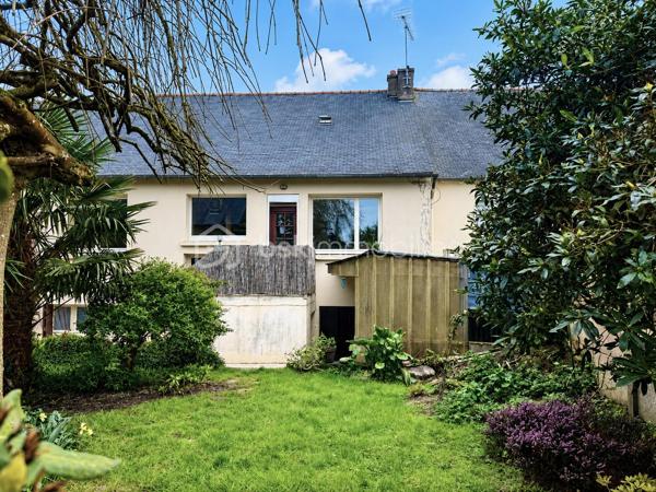LAURENCE POUSSET, BSK Immobilier, vous présente cette maison de caractère au cœur de Collinée.

Il y a des maisons que l'on visite… et d'autres dans lesquelles on commence déjà à se projeter.

Avec ses poutres apparentes, sa cheminée en pierre et ses beaux volumes, celle-ci ne ressemble pas aux autres. Mais son véritable atout réside aussi dans tout ce qu'elle permet d'imaginer.

Au rez-de-chaussée, vous découvrirez 2 chambres d'environ 13 m² ainsi qu'une 3ᵉ chambre de 15 m² bénéficiant d'un accès indépendant depuis l'extérieur. Une configuration intéressante pour une chambre d'amis, un adolescent, le télétravail ou une activité professionnelle à domicile.

À l'étage, place aux espaces de vie avec un salon-séjour traversant d'environ 28 m², une cuisine aménagée et équipée de 15 m², une 4ᵉ chambre d'environ 15 m² et une salle d'eau avec WC.

Et ce n'est pas fini… La maison réserve encore un grenier de 41 m² sur dalle béton, offrant de belles possibilités supplémentaires selon votre projet et sous réserve des autorisations nécessaires.

Côté extérieur, profitez d'un jardin clos et arboré d'environ 230 m² avec terrasse : un espace agréable pour les repas d'été, les enfants ou le jardinage, sans les contraintes d'un grand terrain.

📍 Et vivre à Collinée, c'est aussi avoir l'essentiel à proximité. Commerces, écoles, collège, maison de santé et services participent à la vie de ce bourg dynamique du Mené, avec un bassin d'emploi local et un accès pratique vers Lamballe, Loudéac et Saint-Brieuc.

Les + :
✔ 133 m² habitables
✔ 3 chambres + pièce indépendante
✔ Jardin clos et arboré
✔ Grenier de 41 m² sur dalle béton
✔ Volumes généreux
✔ Commerces, écoles et services à proximité

Vous recherchez une maison qui a du caractère, de l'espace et encore des possibilités à imaginer ?

📞 Contactez Laurence Pousset pour venir la découvrir et voir si c'est ici que commence votre prochain projet