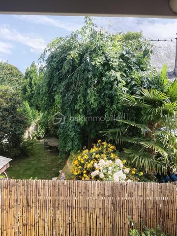 LAURENCE POUSSET, BSK Immobilier, vous présente cette maison de caractère au cœur de Collinée.

Il y a des maisons que l'on visite… et d'autres dans lesquelles on commence déjà à se projeter.

Avec ses poutres apparentes, sa cheminée en pierre et ses beaux volumes, celle-ci ne ressemble pas aux autres. Mais son véritable atout réside aussi dans tout ce qu'elle permet d'imaginer.

Au rez-de-chaussée, vous découvrirez 2 chambres d'environ 13 m² ainsi qu'une 3ᵉ chambre de 15 m² bénéficiant d'un accès indépendant depuis l'extérieur. Une configuration intéressante pour une chambre d'amis, un adolescent, le télétravail ou une activité professionnelle à domicile.

À l'étage, place aux espaces de vie avec un salon-séjour traversant d'environ 28 m², une cuisine aménagée et équipée de 15 m², une 4ᵉ chambre d'environ 15 m² et une salle d'eau avec WC.

Et ce n'est pas fini… La maison réserve encore un grenier de 41 m² sur dalle béton, offrant de belles possibilités supplémentaires selon votre projet et sous réserve des autorisations nécessaires.

Côté extérieur, profitez d'un jardin clos et arboré d'environ 230 m² avec terrasse : un espace agréable pour les repas d'été, les enfants ou le jardinage, sans les contraintes d'un grand terrain.

📍 Et vivre à Collinée, c'est aussi avoir l'essentiel à proximité. Commerces, écoles, collège, maison de santé et services participent à la vie de ce bourg dynamique du Mené, avec un bassin d'emploi local et un accès pratique vers Lamballe, Loudéac et Saint-Brieuc.

Les + :
✔ 133 m² habitables
✔ 3 chambres + pièce indépendante
✔ Jardin clos et arboré
✔ Grenier de 41 m² sur dalle béton
✔ Volumes généreux
✔ Commerces, écoles et services à proximité

Vous recherchez une maison qui a du caractère, de l'espace et encore des possibilités à imaginer ?

📞 Contactez Laurence Pousset pour venir la découvrir et voir si c'est ici que commence votre prochain projet