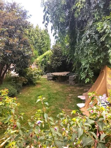 LAURENCE POUSSET, BSK Immobilier, vous présente cette maison de caractère au cœur de Collinée.

Il y a des maisons que l'on visite… et d'autres dans lesquelles on commence déjà à se projeter.

Avec ses poutres apparentes, sa cheminée en pierre et ses beaux volumes, celle-ci ne ressemble pas aux autres. Mais son véritable atout réside aussi dans tout ce qu'elle permet d'imaginer.

Au rez-de-chaussée, vous découvrirez 2 chambres d'environ 13 m² ainsi qu'une 3ᵉ chambre de 15 m² bénéficiant d'un accès indépendant depuis l'extérieur. Une configuration intéressante pour une chambre d'amis, un adolescent, le télétravail ou une activité professionnelle à domicile.

À l'étage, place aux espaces de vie avec un salon-séjour traversant d'environ 28 m², une cuisine aménagée et équipée de 15 m², une 4ᵉ chambre d'environ 15 m² et une salle d'eau avec WC.

Et ce n'est pas fini… La maison réserve encore un grenier de 41 m² sur dalle béton, offrant de belles possibilités supplémentaires selon votre projet et sous réserve des autorisations nécessaires.

Côté extérieur, profitez d'un jardin clos et arboré d'environ 230 m² avec terrasse : un espace agréable pour les repas d'été, les enfants ou le jardinage, sans les contraintes d'un grand terrain.

📍 Et vivre à Collinée, c'est aussi avoir l'essentiel à proximité. Commerces, écoles, collège, maison de santé et services participent à la vie de ce bourg dynamique du Mené, avec un bassin d'emploi local et un accès pratique vers Lamballe, Loudéac et Saint-Brieuc.

Les + :
✔ 133 m² habitables
✔ 3 chambres + pièce indépendante
✔ Jardin clos et arboré
✔ Grenier de 41 m² sur dalle béton
✔ Volumes généreux
✔ Commerces, écoles et services à proximité

Vous recherchez une maison qui a du caractère, de l'espace et encore des possibilités à imaginer ?

📞 Contactez Laurence Pousset pour venir la découvrir et voir si c'est ici que commence votre prochain projet