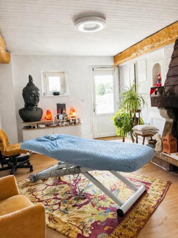 LAURENCE POUSSET, BSK Immobilier, vous présente cette maison de caractère au cœur de Collinée.

Il y a des maisons que l'on visite… et d'autres dans lesquelles on commence déjà à se projeter.

Avec ses poutres apparentes, sa cheminée en pierre et ses beaux volumes, celle-ci ne ressemble pas aux autres. Mais son véritable atout réside aussi dans tout ce qu'elle permet d'imaginer.

Au rez-de-chaussée, vous découvrirez 2 chambres d'environ 13 m² ainsi qu'une 3ᵉ chambre de 15 m² bénéficiant d'un accès indépendant depuis l'extérieur. Une configuration intéressante pour une chambre d'amis, un adolescent, le télétravail ou une activité professionnelle à domicile.

À l'étage, place aux espaces de vie avec un salon-séjour traversant d'environ 28 m², une cuisine aménagée et équipée de 15 m², une 4ᵉ chambre d'environ 15 m² et une salle d'eau avec WC.

Et ce n'est pas fini… La maison réserve encore un grenier de 41 m² sur dalle béton, offrant de belles possibilités supplémentaires selon votre projet et sous réserve des autorisations nécessaires.

Côté extérieur, profitez d'un jardin clos et arboré d'environ 230 m² avec terrasse : un espace agréable pour les repas d'été, les enfants ou le jardinage, sans les contraintes d'un grand terrain.

📍 Et vivre à Collinée, c'est aussi avoir l'essentiel à proximité. Commerces, écoles, collège, maison de santé et services participent à la vie de ce bourg dynamique du Mené, avec un bassin d'emploi local et un accès pratique vers Lamballe, Loudéac et Saint-Brieuc.

Les + :
✔ 133 m² habitables
✔ 3 chambres + pièce indépendante
✔ Jardin clos et arboré
✔ Grenier de 41 m² sur dalle béton
✔ Volumes généreux
✔ Commerces, écoles et services à proximité

Vous recherchez une maison qui a du caractère, de l'espace et encore des possibilités à imaginer ?

📞 Contactez Laurence Pousset pour venir la découvrir et voir si c'est ici que commence votre prochain projet