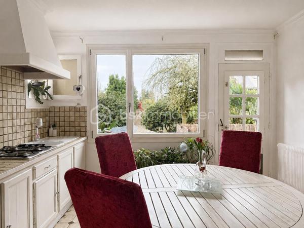 LAURENCE POUSSET, BSK Immobilier, vous présente cette maison de caractère au cœur de Collinée.

Il y a des maisons que l'on visite… et d'autres dans lesquelles on commence déjà à se projeter.

Avec ses poutres apparentes, sa cheminée en pierre et ses beaux volumes, celle-ci ne ressemble pas aux autres. Mais son véritable atout réside aussi dans tout ce qu'elle permet d'imaginer.

Au rez-de-chaussée, vous découvrirez 2 chambres d'environ 13 m² ainsi qu'une 3ᵉ chambre de 15 m² bénéficiant d'un accès indépendant depuis l'extérieur. Une configuration intéressante pour une chambre d'amis, un adolescent, le télétravail ou une activité professionnelle à domicile.

À l'étage, place aux espaces de vie avec un salon-séjour traversant d'environ 28 m², une cuisine aménagée et équipée de 15 m², une 4ᵉ chambre d'environ 15 m² et une salle d'eau avec WC.

Et ce n'est pas fini… La maison réserve encore un grenier de 41 m² sur dalle béton, offrant de belles possibilités supplémentaires selon votre projet et sous réserve des autorisations nécessaires.

Côté extérieur, profitez d'un jardin clos et arboré d'environ 230 m² avec terrasse : un espace agréable pour les repas d'été, les enfants ou le jardinage, sans les contraintes d'un grand terrain.

📍 Et vivre à Collinée, c'est aussi avoir l'essentiel à proximité. Commerces, écoles, collège, maison de santé et services participent à la vie de ce bourg dynamique du Mené, avec un bassin d'emploi local et un accès pratique vers Lamballe, Loudéac et Saint-Brieuc.

Les + :
✔ 133 m² habitables
✔ 3 chambres + pièce indépendante
✔ Jardin clos et arboré
✔ Grenier de 41 m² sur dalle béton
✔ Volumes généreux
✔ Commerces, écoles et services à proximité

Vous recherchez une maison qui a du caractère, de l'espace et encore des possibilités à imaginer ?

📞 Contactez Laurence Pousset pour venir la découvrir et voir si c'est ici que commence votre prochain projet