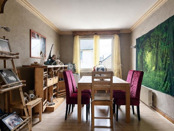 LAURENCE POUSSET, BSK Immobilier, vous présente cette maison de caractère au cœur de Collinée.

Il y a des maisons que l'on visite… et d'autres dans lesquelles on commence déjà à se projeter.

Avec ses poutres apparentes, sa cheminée en pierre et ses beaux volumes, celle-ci ne ressemble pas aux autres. Mais son véritable atout réside aussi dans tout ce qu'elle permet d'imaginer.

Au rez-de-chaussée, vous découvrirez 2 chambres d'environ 13 m² ainsi qu'une 3ᵉ chambre de 15 m² bénéficiant d'un accès indépendant depuis l'extérieur. Une configuration intéressante pour une chambre d'amis, un adolescent, le télétravail ou une activité professionnelle à domicile.

À l'étage, place aux espaces de vie avec un salon-séjour traversant d'environ 28 m², une cuisine aménagée et équipée de 15 m², une 4ᵉ chambre d'environ 15 m² et une salle d'eau avec WC.

Et ce n'est pas fini… La maison réserve encore un grenier de 41 m² sur dalle béton, offrant de belles possibilités supplémentaires selon votre projet et sous réserve des autorisations nécessaires.

Côté extérieur, profitez d'un jardin clos et arboré d'environ 230 m² avec terrasse : un espace agréable pour les repas d'été, les enfants ou le jardinage, sans les contraintes d'un grand terrain.

📍 Et vivre à Collinée, c'est aussi avoir l'essentiel à proximité. Commerces, écoles, collège, maison de santé et services participent à la vie de ce bourg dynamique du Mené, avec un bassin d'emploi local et un accès pratique vers Lamballe, Loudéac et Saint-Brieuc.

Les + :
✔ 133 m² habitables
✔ 3 chambres + pièce indépendante
✔ Jardin clos et arboré
✔ Grenier de 41 m² sur dalle béton
✔ Volumes généreux
✔ Commerces, écoles et services à proximité

Vous recherchez une maison qui a du caractère, de l'espace et encore des possibilités à imaginer ?

📞 Contactez Laurence Pousset pour venir la découvrir et voir si c'est ici que commence votre prochain projet