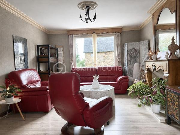 LAURENCE POUSSET, BSK Immobilier, vous présente cette maison de caractère au cœur de Collinée.

Il y a des maisons que l'on visite… et d'autres dans lesquelles on commence déjà à se projeter.

Avec ses poutres apparentes, sa cheminée en pierre et ses beaux volumes, celle-ci ne ressemble pas aux autres. Mais son véritable atout réside aussi dans tout ce qu'elle permet d'imaginer.

Au rez-de-chaussée, vous découvrirez 2 chambres d'environ 13 m² ainsi qu'une 3ᵉ chambre de 15 m² bénéficiant d'un accès indépendant depuis l'extérieur. Une configuration intéressante pour une chambre d'amis, un adolescent, le télétravail ou une activité professionnelle à domicile.

À l'étage, place aux espaces de vie avec un salon-séjour traversant d'environ 28 m², une cuisine aménagée et équipée de 15 m², une 4ᵉ chambre d'environ 15 m² et une salle d'eau avec WC.

Et ce n'est pas fini… La maison réserve encore un grenier de 41 m² sur dalle béton, offrant de belles possibilités supplémentaires selon votre projet et sous réserve des autorisations nécessaires.

Côté extérieur, profitez d'un jardin clos et arboré d'environ 230 m² avec terrasse : un espace agréable pour les repas d'été, les enfants ou le jardinage, sans les contraintes d'un grand terrain.

📍 Et vivre à Collinée, c'est aussi avoir l'essentiel à proximité. Commerces, écoles, collège, maison de santé et services participent à la vie de ce bourg dynamique du Mené, avec un bassin d'emploi local et un accès pratique vers Lamballe, Loudéac et Saint-Brieuc.

Les + :
✔ 133 m² habitables
✔ 3 chambres + pièce indépendante
✔ Jardin clos et arboré
✔ Grenier de 41 m² sur dalle béton
✔ Volumes généreux
✔ Commerces, écoles et services à proximité

Vous recherchez une maison qui a du caractère, de l'espace et encore des possibilités à imaginer ?

📞 Contactez Laurence Pousset pour venir la découvrir et voir si c'est ici que commence votre prochain projet