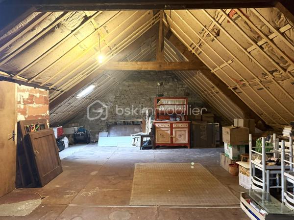 LAURENCE POUSSET, BSK Immobilier, vous présente cette maison de caractère au cœur de Collinée.

Il y a des maisons que l'on visite… et d'autres dans lesquelles on commence déjà à se projeter.

Avec ses poutres apparentes, sa cheminée en pierre et ses beaux volumes, celle-ci ne ressemble pas aux autres. Mais son véritable atout réside aussi dans tout ce qu'elle permet d'imaginer.

Au rez-de-chaussée, vous découvrirez 2 chambres d'environ 13 m² ainsi qu'une 3ᵉ chambre de 15 m² bénéficiant d'un accès indépendant depuis l'extérieur. Une configuration intéressante pour une chambre d'amis, un adolescent, le télétravail ou une activité professionnelle à domicile.

À l'étage, place aux espaces de vie avec un salon-séjour traversant d'environ 28 m², une cuisine aménagée et équipée de 15 m², une 4ᵉ chambre d'environ 15 m² et une salle d'eau avec WC.

Et ce n'est pas fini… La maison réserve encore un grenier de 41 m² sur dalle béton, offrant de belles possibilités supplémentaires selon votre projet et sous réserve des autorisations nécessaires.

Côté extérieur, profitez d'un jardin clos et arboré d'environ 230 m² avec terrasse : un espace agréable pour les repas d'été, les enfants ou le jardinage, sans les contraintes d'un grand terrain.

📍 Et vivre à Collinée, c'est aussi avoir l'essentiel à proximité. Commerces, écoles, collège, maison de santé et services participent à la vie de ce bourg dynamique du Mené, avec un bassin d'emploi local et un accès pratique vers Lamballe, Loudéac et Saint-Brieuc.

Les + :
✔ 133 m² habitables
✔ 3 chambres + pièce indépendante
✔ Jardin clos et arboré
✔ Grenier de 41 m² sur dalle béton
✔ Volumes généreux
✔ Commerces, écoles et services à proximité

Vous recherchez une maison qui a du caractère, de l'espace et encore des possibilités à imaginer ?

📞 Contactez Laurence Pousset pour venir la découvrir et voir si c'est ici que commence votre prochain projet