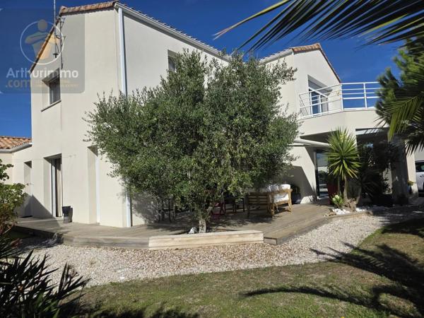 Vente                                                      Maison
                        
                     7 pièces                      170 m2                     à La Barre-de-Monts
