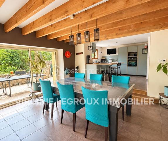 Située en campagne de PORT-BRILLET, dans un hameau de 2 maisons, cette maison spacieuse a de nombreux atouts pour séduire ses futurs propriétaires...
Nous commencerons la visite par la cuisine, elle a été récemment changée, elle fait 12m2 et donne accès direct à la buanderie de 5m2 et au premier wc séparé. De la cuisine nous descendrons 2 marches pour le salon-séjour spacieux de 50m2. 
Nous poursuivrons avec l'étage qui distribue un deuxième wc séparé, une salle de bain de 9m2 environ et une première chambre de 12m2, une deuxième de 9m2 tout juste, un dressing séparé de 5m2, une troisième chambre de 11m2 et enfin la quatrième de 20m2.
Toutes les menuiseries ont été changées en pvc double vitrage avec volet roulant électrique, celles de la cuisine et de la buanderie seront remplacées prochainement. La toiture est en tuiles. La taxe foncière est de 900€. 
Economique, l'unique mode de chauffage de cette maison spacieuse est un poêle mixte c'est à dire bois et granulés, selon vos envies, il chauffe le rez-de-chaussée et l'étage.
Autre atout non négligeable aujourd'hui,  des panneaux solaires ont été installés avec une revente d'environ 2000€ annuel ce qui permet une "auto-consommation", et oui ! Vous  revendez plus que ce que vous consommez puisque les propriétaires consomment environ 1200€ d'électricité par an !!!
Et ce n'est pas tout, le chauffe-eau existant a été remplacé par un chauffe-eau thermodynamique et la fosse septique a été changée par une microstation il y a 4 ans environ.
Si la façade est à prévoir de refaire, le gros oeuvre et les travaux de rénovation énergétiques ont quant à eux été réalisés. 
Coté rangement, vous avez un garage de 34m2 agencé de placard et aussi un grenier total au-dessus et un cabanon de jardin. 
Coté extérieur, vous pourrez profiter pleinement de la parcelle de 1000m2 sans aucun vis à vis et arborée bordée par la rivière en contrebas de la maison et entièrement clôturée. 
Petite particularité, un chenil a été construit pour accueillir vos chiens dans des espaces spacieux également.
Alors, cette maison semble correspondre à plusieurs de vos critères de recherche ? Appelez-moi pour plus de renseignements et peut-être fixer une visite !
Sans oublier que la commune de Port-Brillet propose à ses habitants :  boulangerie, coiffeurs, supérette, opticien, fleuriste, esthéticienne, kiné, médecin, ostéopathe, opticienne, infirmières etc...  mais aussi une école publique maternelle et primaire ainsi qu'un collège. 
Et très pratique, une gare SNCF dessert quotidiennement l'axe Rennes-Paris à moins de 5 minutes de la maison !