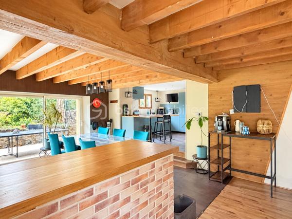 Située en campagne de PORT-BRILLET, dans un hameau de 2 maisons, cette maison spacieuse a de nombreux atouts pour séduire ses futurs propriétaires...
Nous commencerons la visite par la cuisine, elle a été récemment changée, elle fait 12m2 et donne accès direct à la buanderie de 5m2 et au premier wc séparé. De la cuisine nous descendrons 2 marches pour le salon-séjour spacieux de 50m2. 
Nous poursuivrons avec l'étage qui distribue un deuxième wc séparé, une salle de bain de 9m2 environ et une première chambre de 12m2, une deuxième de 9m2 tout juste, un dressing séparé de 5m2, une troisième chambre de 11m2 et enfin la quatrième de 20m2.
Toutes les menuiseries ont été changées en pvc double vitrage avec volet roulant électrique, celles de la cuisine et de la buanderie seront remplacées prochainement. La toiture est en tuiles. La taxe foncière est de 900€. 
Economique, l'unique mode de chauffage de cette maison spacieuse est un poêle mixte c'est à dire bois et granulés, selon vos envies, il chauffe le rez-de-chaussée et l'étage.
Autre atout non négligeable aujourd'hui,  des panneaux solaires ont été installés avec une revente d'environ 2000€ annuel ce qui permet une "auto-consommation", et oui ! Vous  revendez plus que ce que vous consommez puisque les propriétaires consomment environ 1200€ d'électricité par an !!!
Et ce n'est pas tout, le chauffe-eau existant a été remplacé par un chauffe-eau thermodynamique et la fosse septique a été changée par une microstation il y a 4 ans environ.
Si la façade est à prévoir de refaire, le gros oeuvre et les travaux de rénovation énergétiques ont quant à eux été réalisés. 
Coté rangement, vous avez un garage de 34m2 agencé de placard et aussi un grenier total au-dessus et un cabanon de jardin. 
Coté extérieur, vous pourrez profiter pleinement de la parcelle de 1000m2 sans aucun vis à vis et arborée bordée par la rivière en contrebas de la maison et entièrement clôturée. 
Petite particularité, un chenil a été construit pour accueillir vos chiens dans des espaces spacieux également.
Alors, cette maison semble correspondre à plusieurs de vos critères de recherche ? Appelez-moi pour plus de renseignements et peut-être fixer une visite !
Sans oublier que la commune de Port-Brillet propose à ses habitants :  boulangerie, coiffeurs, supérette, opticien, fleuriste, esthéticienne, kiné, médecin, ostéopathe, opticienne, infirmières etc...  mais aussi une école publique maternelle et primaire ainsi qu'un collège. 
Et très pratique, une gare SNCF dessert quotidiennement l'axe Rennes-Paris à moins de 5 minutes de la maison !