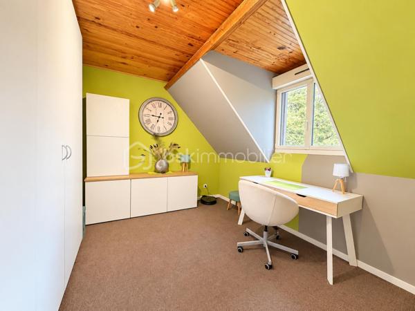 Située en campagne de PORT-BRILLET, dans un hameau de 2 maisons, cette maison spacieuse a de nombreux atouts pour séduire ses futurs propriétaires...
Nous commencerons la visite par la cuisine, elle a été récemment changée, elle fait 12m2 et donne accès direct à la buanderie de 5m2 et au premier wc séparé. De la cuisine nous descendrons 2 marches pour le salon-séjour spacieux de 50m2. 
Nous poursuivrons avec l'étage qui distribue un deuxième wc séparé, une salle de bain de 9m2 environ et une première chambre de 12m2, une deuxième de 9m2 tout juste, un dressing séparé de 5m2, une troisième chambre de 11m2 et enfin la quatrième de 20m2.
Toutes les menuiseries ont été changées en pvc double vitrage avec volet roulant électrique, celles de la cuisine et de la buanderie seront remplacées prochainement. La toiture est en tuiles. La taxe foncière est de 900€. 
Economique, l'unique mode de chauffage de cette maison spacieuse est un poêle mixte c'est à dire bois et granulés, selon vos envies, il chauffe le rez-de-chaussée et l'étage.
Autre atout non négligeable aujourd'hui,  des panneaux solaires ont été installés avec une revente d'environ 2000€ annuel ce qui permet une "auto-consommation", et oui ! Vous  revendez plus que ce que vous consommez puisque les propriétaires consomment environ 1200€ d'électricité par an !!!
Et ce n'est pas tout, le chauffe-eau existant a été remplacé par un chauffe-eau thermodynamique et la fosse septique a été changée par une microstation il y a 4 ans environ.
Si la façade est à prévoir de refaire, le gros oeuvre et les travaux de rénovation énergétiques ont quant à eux été réalisés. 
Coté rangement, vous avez un garage de 34m2 agencé de placard et aussi un grenier total au-dessus et un cabanon de jardin. 
Coté extérieur, vous pourrez profiter pleinement de la parcelle de 1000m2 sans aucun vis à vis et arborée bordée par la rivière en contrebas de la maison et entièrement clôturée. 
Petite particularité, un chenil a été construit pour accueillir vos chiens dans des espaces spacieux également.
Alors, cette maison semble correspondre à plusieurs de vos critères de recherche ? Appelez-moi pour plus de renseignements et peut-être fixer une visite !
Sans oublier que la commune de Port-Brillet propose à ses habitants :  boulangerie, coiffeurs, supérette, opticien, fleuriste, esthéticienne, kiné, médecin, ostéopathe, opticienne, infirmières etc...  mais aussi une école publique maternelle et primaire ainsi qu'un collège. 
Et très pratique, une gare SNCF dessert quotidiennement l'axe Rennes-Paris à moins de 5 minutes de la maison !