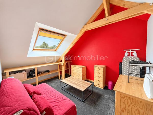 Située en campagne de PORT-BRILLET, dans un hameau de 2 maisons, cette maison spacieuse a de nombreux atouts pour séduire ses futurs propriétaires...
Nous commencerons la visite par la cuisine, elle a été récemment changée, elle fait 12m2 et donne accès direct à la buanderie de 5m2 et au premier wc séparé. De la cuisine nous descendrons 2 marches pour le salon-séjour spacieux de 50m2. 
Nous poursuivrons avec l'étage qui distribue un deuxième wc séparé, une salle de bain de 9m2 environ et une première chambre de 12m2, une deuxième de 9m2 tout juste, un dressing séparé de 5m2, une troisième chambre de 11m2 et enfin la quatrième de 20m2.
Toutes les menuiseries ont été changées en pvc double vitrage avec volet roulant électrique, celles de la cuisine et de la buanderie seront remplacées prochainement. La toiture est en tuiles. La taxe foncière est de 900€. 
Economique, l'unique mode de chauffage de cette maison spacieuse est un poêle mixte c'est à dire bois et granulés, selon vos envies, il chauffe le rez-de-chaussée et l'étage.
Autre atout non négligeable aujourd'hui,  des panneaux solaires ont été installés avec une revente d'environ 2000€ annuel ce qui permet une "auto-consommation", et oui ! Vous  revendez plus que ce que vous consommez puisque les propriétaires consomment environ 1200€ d'électricité par an !!!
Et ce n'est pas tout, le chauffe-eau existant a été remplacé par un chauffe-eau thermodynamique et la fosse septique a été changée par une microstation il y a 4 ans environ.
Si la façade est à prévoir de refaire, le gros oeuvre et les travaux de rénovation énergétiques ont quant à eux été réalisés. 
Coté rangement, vous avez un garage de 34m2 agencé de placard et aussi un grenier total au-dessus et un cabanon de jardin. 
Coté extérieur, vous pourrez profiter pleinement de la parcelle de 1000m2 sans aucun vis à vis et arborée bordée par la rivière en contrebas de la maison et entièrement clôturée. 
Petite particularité, un chenil a été construit pour accueillir vos chiens dans des espaces spacieux également.
Alors, cette maison semble correspondre à plusieurs de vos critères de recherche ? Appelez-moi pour plus de renseignements et peut-être fixer une visite !
Sans oublier que la commune de Port-Brillet propose à ses habitants :  boulangerie, coiffeurs, supérette, opticien, fleuriste, esthéticienne, kiné, médecin, ostéopathe, opticienne, infirmières etc...  mais aussi une école publique maternelle et primaire ainsi qu'un collège. 
Et très pratique, une gare SNCF dessert quotidiennement l'axe Rennes-Paris à moins de 5 minutes de la maison !