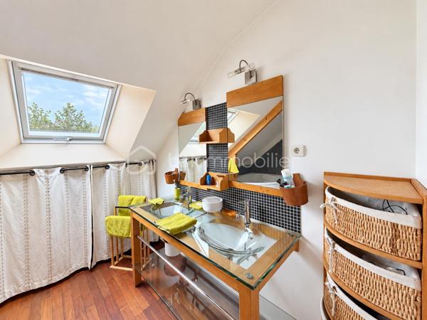 Située en campagne de PORT-BRILLET, dans un hameau de 2 maisons, cette maison spacieuse a de nombreux atouts pour séduire ses futurs propriétaires...
Nous commencerons la visite par la cuisine, elle a été récemment changée, elle fait 12m2 et donne accès direct à la buanderie de 5m2 et au premier wc séparé. De la cuisine nous descendrons 2 marches pour le salon-séjour spacieux de 50m2. 
Nous poursuivrons avec l'étage qui distribue un deuxième wc séparé, une salle de bain de 9m2 environ et une première chambre de 12m2, une deuxième de 9m2 tout juste, un dressing séparé de 5m2, une troisième chambre de 11m2 et enfin la quatrième de 20m2.
Toutes les menuiseries ont été changées en pvc double vitrage avec volet roulant électrique, celles de la cuisine et de la buanderie seront remplacées prochainement. La toiture est en tuiles. La taxe foncière est de 900€. 
Economique, l'unique mode de chauffage de cette maison spacieuse est un poêle mixte c'est à dire bois et granulés, selon vos envies, il chauffe le rez-de-chaussée et l'étage.
Autre atout non négligeable aujourd'hui,  des panneaux solaires ont été installés avec une revente d'environ 2000€ annuel ce qui permet une "auto-consommation", et oui ! Vous  revendez plus que ce que vous consommez puisque les propriétaires consomment environ 1200€ d'électricité par an !!!
Et ce n'est pas tout, le chauffe-eau existant a été remplacé par un chauffe-eau thermodynamique et la fosse septique a été changée par une microstation il y a 4 ans environ.
Si la façade est à prévoir de refaire, le gros oeuvre et les travaux de rénovation énergétiques ont quant à eux été réalisés. 
Coté rangement, vous avez un garage de 34m2 agencé de placard et aussi un grenier total au-dessus et un cabanon de jardin. 
Coté extérieur, vous pourrez profiter pleinement de la parcelle de 1000m2 sans aucun vis à vis et arborée bordée par la rivière en contrebas de la maison et entièrement clôturée. 
Petite particularité, un chenil a été construit pour accueillir vos chiens dans des espaces spacieux également.
Alors, cette maison semble correspondre à plusieurs de vos critères de recherche ? Appelez-moi pour plus de renseignements et peut-être fixer une visite !
Sans oublier que la commune de Port-Brillet propose à ses habitants :  boulangerie, coiffeurs, supérette, opticien, fleuriste, esthéticienne, kiné, médecin, ostéopathe, opticienne, infirmières etc...  mais aussi une école publique maternelle et primaire ainsi qu'un collège. 
Et très pratique, une gare SNCF dessert quotidiennement l'axe Rennes-Paris à moins de 5 minutes de la maison !