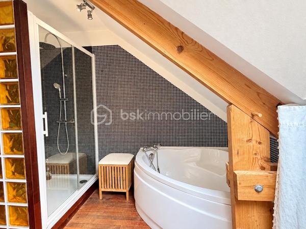 Située en campagne de PORT-BRILLET, dans un hameau de 2 maisons, cette maison spacieuse a de nombreux atouts pour séduire ses futurs propriétaires...
Nous commencerons la visite par la cuisine, elle a été récemment changée, elle fait 12m2 et donne accès direct à la buanderie de 5m2 et au premier wc séparé. De la cuisine nous descendrons 2 marches pour le salon-séjour spacieux de 50m2. 
Nous poursuivrons avec l'étage qui distribue un deuxième wc séparé, une salle de bain de 9m2 environ et une première chambre de 12m2, une deuxième de 9m2 tout juste, un dressing séparé de 5m2, une troisième chambre de 11m2 et enfin la quatrième de 20m2.
Toutes les menuiseries ont été changées en pvc double vitrage avec volet roulant électrique, celles de la cuisine et de la buanderie seront remplacées prochainement. La toiture est en tuiles. La taxe foncière est de 900€. 
Economique, l'unique mode de chauffage de cette maison spacieuse est un poêle mixte c'est à dire bois et granulés, selon vos envies, il chauffe le rez-de-chaussée et l'étage.
Autre atout non négligeable aujourd'hui,  des panneaux solaires ont été installés avec une revente d'environ 2000€ annuel ce qui permet une "auto-consommation", et oui ! Vous  revendez plus que ce que vous consommez puisque les propriétaires consomment environ 1200€ d'électricité par an !!!
Et ce n'est pas tout, le chauffe-eau existant a été remplacé par un chauffe-eau thermodynamique et la fosse septique a été changée par une microstation il y a 4 ans environ.
Si la façade est à prévoir de refaire, le gros oeuvre et les travaux de rénovation énergétiques ont quant à eux été réalisés. 
Coté rangement, vous avez un garage de 34m2 agencé de placard et aussi un grenier total au-dessus et un cabanon de jardin. 
Coté extérieur, vous pourrez profiter pleinement de la parcelle de 1000m2 sans aucun vis à vis et arborée bordée par la rivière en contrebas de la maison et entièrement clôturée. 
Petite particularité, un chenil a été construit pour accueillir vos chiens dans des espaces spacieux également.
Alors, cette maison semble correspondre à plusieurs de vos critères de recherche ? Appelez-moi pour plus de renseignements et peut-être fixer une visite !
Sans oublier que la commune de Port-Brillet propose à ses habitants :  boulangerie, coiffeurs, supérette, opticien, fleuriste, esthéticienne, kiné, médecin, ostéopathe, opticienne, infirmières etc...  mais aussi une école publique maternelle et primaire ainsi qu'un collège. 
Et très pratique, une gare SNCF dessert quotidiennement l'axe Rennes-Paris à moins de 5 minutes de la maison !