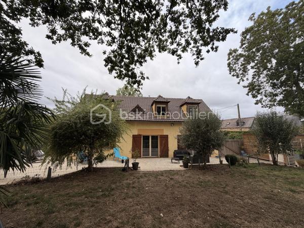 Située en campagne de PORT-BRILLET, dans un hameau de 2 maisons, cette maison spacieuse a de nombreux atouts pour séduire ses futurs propriétaires...
Nous commencerons la visite par la cuisine, elle a été récemment changée, elle fait 12m2 et donne accès direct à la buanderie de 5m2 et au premier wc séparé. De la cuisine nous descendrons 2 marches pour le salon-séjour spacieux de 50m2. 
Nous poursuivrons avec l'étage qui distribue un deuxième wc séparé, une salle de bain de 9m2 environ et une première chambre de 12m2, une deuxième de 9m2 tout juste, un dressing séparé de 5m2, une troisième chambre de 11m2 et enfin la quatrième de 20m2.
Toutes les menuiseries ont été changées en pvc double vitrage avec volet roulant électrique, celles de la cuisine et de la buanderie seront remplacées prochainement. La toiture est en tuiles. La taxe foncière est de 900€. 
Economique, l'unique mode de chauffage de cette maison spacieuse est un poêle mixte c'est à dire bois et granulés, selon vos envies, il chauffe le rez-de-chaussée et l'étage.
Autre atout non négligeable aujourd'hui,  des panneaux solaires ont été installés avec une revente d'environ 2000€ annuel ce qui permet une "auto-consommation", et oui ! Vous  revendez plus que ce que vous consommez puisque les propriétaires consomment environ 1200€ d'électricité par an !!!
Et ce n'est pas tout, le chauffe-eau existant a été remplacé par un chauffe-eau thermodynamique et la fosse septique a été changée par une microstation il y a 4 ans environ.
Si la façade est à prévoir de refaire, le gros oeuvre et les travaux de rénovation énergétiques ont quant à eux été réalisés. 
Coté rangement, vous avez un garage de 34m2 agencé de placard et aussi un grenier total au-dessus et un cabanon de jardin. 
Coté extérieur, vous pourrez profiter pleinement de la parcelle de 1000m2 sans aucun vis à vis et arborée bordée par la rivière en contrebas de la maison et entièrement clôturée. 
Petite particularité, un chenil a été construit pour accueillir vos chiens dans des espaces spacieux également.
Alors, cette maison semble correspondre à plusieurs de vos critères de recherche ? Appelez-moi pour plus de renseignements et peut-être fixer une visite !
Sans oublier que la commune de Port-Brillet propose à ses habitants :  boulangerie, coiffeurs, supérette, opticien, fleuriste, esthéticienne, kiné, médecin, ostéopathe, opticienne, infirmières etc...  mais aussi une école publique maternelle et primaire ainsi qu'un collège. 
Et très pratique, une gare SNCF dessert quotidiennement l'axe Rennes-Paris à moins de 5 minutes de la maison !