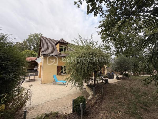 Située en campagne de PORT-BRILLET, dans un hameau de 2 maisons, cette maison spacieuse a de nombreux atouts pour séduire ses futurs propriétaires...
Nous commencerons la visite par la cuisine, elle a été récemment changée, elle fait 12m2 et donne accès direct à la buanderie de 5m2 et au premier wc séparé. De la cuisine nous descendrons 2 marches pour le salon-séjour spacieux de 50m2. 
Nous poursuivrons avec l'étage qui distribue un deuxième wc séparé, une salle de bain de 9m2 environ et une première chambre de 12m2, une deuxième de 9m2 tout juste, un dressing séparé de 5m2, une troisième chambre de 11m2 et enfin la quatrième de 20m2.
Toutes les menuiseries ont été changées en pvc double vitrage avec volet roulant électrique, celles de la cuisine et de la buanderie seront remplacées prochainement. La toiture est en tuiles. La taxe foncière est de 900€. 
Economique, l'unique mode de chauffage de cette maison spacieuse est un poêle mixte c'est à dire bois et granulés, selon vos envies, il chauffe le rez-de-chaussée et l'étage.
Autre atout non négligeable aujourd'hui,  des panneaux solaires ont été installés avec une revente d'environ 2000€ annuel ce qui permet une "auto-consommation", et oui ! Vous  revendez plus que ce que vous consommez puisque les propriétaires consomment environ 1200€ d'électricité par an !!!
Et ce n'est pas tout, le chauffe-eau existant a été remplacé par un chauffe-eau thermodynamique et la fosse septique a été changée par une microstation il y a 4 ans environ.
Si la façade est à prévoir de refaire, le gros oeuvre et les travaux de rénovation énergétiques ont quant à eux été réalisés. 
Coté rangement, vous avez un garage de 34m2 agencé de placard et aussi un grenier total au-dessus et un cabanon de jardin. 
Coté extérieur, vous pourrez profiter pleinement de la parcelle de 1000m2 sans aucun vis à vis et arborée bordée par la rivière en contrebas de la maison et entièrement clôturée. 
Petite particularité, un chenil a été construit pour accueillir vos chiens dans des espaces spacieux également.
Alors, cette maison semble correspondre à plusieurs de vos critères de recherche ? Appelez-moi pour plus de renseignements et peut-être fixer une visite !
Sans oublier que la commune de Port-Brillet propose à ses habitants :  boulangerie, coiffeurs, supérette, opticien, fleuriste, esthéticienne, kiné, médecin, ostéopathe, opticienne, infirmières etc...  mais aussi une école publique maternelle et primaire ainsi qu'un collège. 
Et très pratique, une gare SNCF dessert quotidiennement l'axe Rennes-Paris à moins de 5 minutes de la maison !