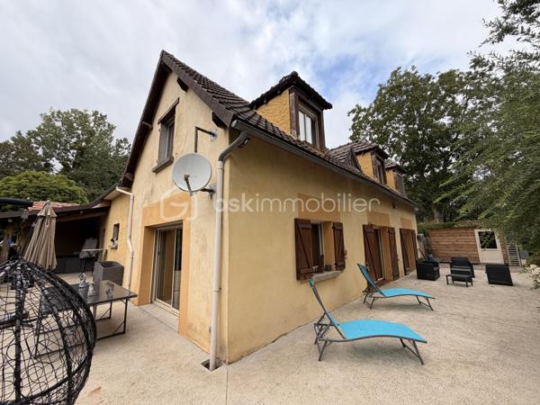 Située en campagne de PORT-BRILLET, dans un hameau de 2 maisons, cette maison spacieuse a de nombreux atouts pour séduire ses futurs propriétaires...
Nous commencerons la visite par la cuisine, elle a été récemment changée, elle fait 12m2 et donne accès direct à la buanderie de 5m2 et au premier wc séparé. De la cuisine nous descendrons 2 marches pour le salon-séjour spacieux de 50m2. 
Nous poursuivrons avec l'étage qui distribue un deuxième wc séparé, une salle de bain de 9m2 environ et une première chambre de 12m2, une deuxième de 9m2 tout juste, un dressing séparé de 5m2, une troisième chambre de 11m2 et enfin la quatrième de 20m2.
Toutes les menuiseries ont été changées en pvc double vitrage avec volet roulant électrique, celles de la cuisine et de la buanderie seront remplacées prochainement. La toiture est en tuiles. La taxe foncière est de 900€. 
Economique, l'unique mode de chauffage de cette maison spacieuse est un poêle mixte c'est à dire bois et granulés, selon vos envies, il chauffe le rez-de-chaussée et l'étage.
Autre atout non négligeable aujourd'hui,  des panneaux solaires ont été installés avec une revente d'environ 2000€ annuel ce qui permet une "auto-consommation", et oui ! Vous  revendez plus que ce que vous consommez puisque les propriétaires consomment environ 1200€ d'électricité par an !!!
Et ce n'est pas tout, le chauffe-eau existant a été remplacé par un chauffe-eau thermodynamique et la fosse septique a été changée par une microstation il y a 4 ans environ.
Si la façade est à prévoir de refaire, le gros oeuvre et les travaux de rénovation énergétiques ont quant à eux été réalisés. 
Coté rangement, vous avez un garage de 34m2 agencé de placard et aussi un grenier total au-dessus et un cabanon de jardin. 
Coté extérieur, vous pourrez profiter pleinement de la parcelle de 1000m2 sans aucun vis à vis et arborée bordée par la rivière en contrebas de la maison et entièrement clôturée. 
Petite particularité, un chenil a été construit pour accueillir vos chiens dans des espaces spacieux également.
Alors, cette maison semble correspondre à plusieurs de vos critères de recherche ? Appelez-moi pour plus de renseignements et peut-être fixer une visite !
Sans oublier que la commune de Port-Brillet propose à ses habitants :  boulangerie, coiffeurs, supérette, opticien, fleuriste, esthéticienne, kiné, médecin, ostéopathe, opticienne, infirmières etc...  mais aussi une école publique maternelle et primaire ainsi qu'un collège. 
Et très pratique, une gare SNCF dessert quotidiennement l'axe Rennes-Paris à moins de 5 minutes de la maison !