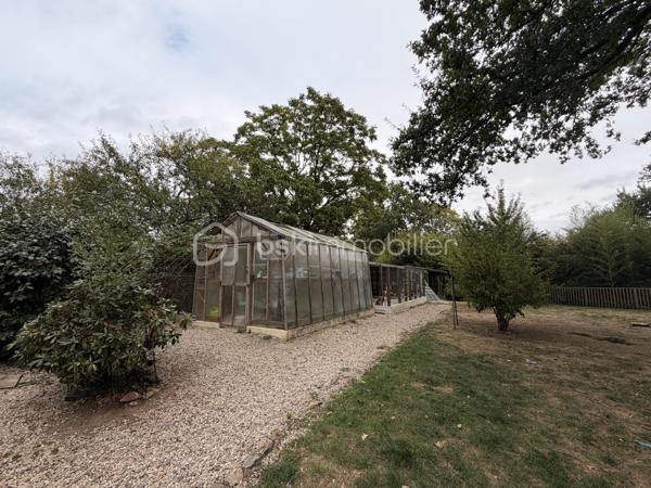 Située en campagne de PORT-BRILLET, dans un hameau de 2 maisons, cette maison spacieuse a de nombreux atouts pour séduire ses futurs propriétaires...
Nous commencerons la visite par la cuisine, elle a été récemment changée, elle fait 12m2 et donne accès direct à la buanderie de 5m2 et au premier wc séparé. De la cuisine nous descendrons 2 marches pour le salon-séjour spacieux de 50m2. 
Nous poursuivrons avec l'étage qui distribue un deuxième wc séparé, une salle de bain de 9m2 environ et une première chambre de 12m2, une deuxième de 9m2 tout juste, un dressing séparé de 5m2, une troisième chambre de 11m2 et enfin la quatrième de 20m2.
Toutes les menuiseries ont été changées en pvc double vitrage avec volet roulant électrique, celles de la cuisine et de la buanderie seront remplacées prochainement. La toiture est en tuiles. La taxe foncière est de 900€. 
Economique, l'unique mode de chauffage de cette maison spacieuse est un poêle mixte c'est à dire bois et granulés, selon vos envies, il chauffe le rez-de-chaussée et l'étage.
Autre atout non négligeable aujourd'hui,  des panneaux solaires ont été installés avec une revente d'environ 2000€ annuel ce qui permet une "auto-consommation", et oui ! Vous  revendez plus que ce que vous consommez puisque les propriétaires consomment environ 1200€ d'électricité par an !!!
Et ce n'est pas tout, le chauffe-eau existant a été remplacé par un chauffe-eau thermodynamique et la fosse septique a été changée par une microstation il y a 4 ans environ.
Si la façade est à prévoir de refaire, le gros oeuvre et les travaux de rénovation énergétiques ont quant à eux été réalisés. 
Coté rangement, vous avez un garage de 34m2 agencé de placard et aussi un grenier total au-dessus et un cabanon de jardin. 
Coté extérieur, vous pourrez profiter pleinement de la parcelle de 1000m2 sans aucun vis à vis et arborée bordée par la rivière en contrebas de la maison et entièrement clôturée. 
Petite particularité, un chenil a été construit pour accueillir vos chiens dans des espaces spacieux également.
Alors, cette maison semble correspondre à plusieurs de vos critères de recherche ? Appelez-moi pour plus de renseignements et peut-être fixer une visite !
Sans oublier que la commune de Port-Brillet propose à ses habitants :  boulangerie, coiffeurs, supérette, opticien, fleuriste, esthéticienne, kiné, médecin, ostéopathe, opticienne, infirmières etc...  mais aussi une école publique maternelle et primaire ainsi qu'un collège. 
Et très pratique, une gare SNCF dessert quotidiennement l'axe Rennes-Paris à moins de 5 minutes de la maison !