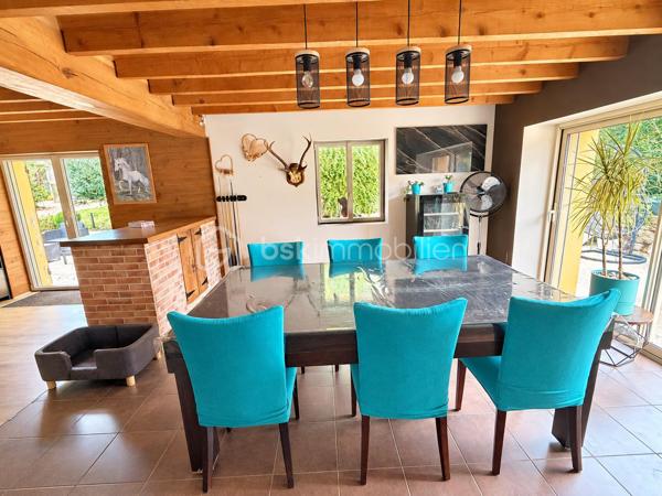 Située en campagne de PORT-BRILLET, dans un hameau de 2 maisons, cette maison spacieuse a de nombreux atouts pour séduire ses futurs propriétaires...
Nous commencerons la visite par la cuisine, elle a été récemment changée, elle fait 12m2 et donne accès direct à la buanderie de 5m2 et au premier wc séparé. De la cuisine nous descendrons 2 marches pour le salon-séjour spacieux de 50m2. 
Nous poursuivrons avec l'étage qui distribue un deuxième wc séparé, une salle de bain de 9m2 environ et une première chambre de 12m2, une deuxième de 9m2 tout juste, un dressing séparé de 5m2, une troisième chambre de 11m2 et enfin la quatrième de 20m2.
Toutes les menuiseries ont été changées en pvc double vitrage avec volet roulant électrique, celles de la cuisine et de la buanderie seront remplacées prochainement. La toiture est en tuiles. La taxe foncière est de 900€. 
Economique, l'unique mode de chauffage de cette maison spacieuse est un poêle mixte c'est à dire bois et granulés, selon vos envies, il chauffe le rez-de-chaussée et l'étage.
Autre atout non négligeable aujourd'hui,  des panneaux solaires ont été installés avec une revente d'environ 2000€ annuel ce qui permet une "auto-consommation", et oui ! Vous  revendez plus que ce que vous consommez puisque les propriétaires consomment environ 1200€ d'électricité par an !!!
Et ce n'est pas tout, le chauffe-eau existant a été remplacé par un chauffe-eau thermodynamique et la fosse septique a été changée par une microstation il y a 4 ans environ.
Si la façade est à prévoir de refaire, le gros oeuvre et les travaux de rénovation énergétiques ont quant à eux été réalisés. 
Coté rangement, vous avez un garage de 34m2 agencé de placard et aussi un grenier total au-dessus et un cabanon de jardin. 
Coté extérieur, vous pourrez profiter pleinement de la parcelle de 1000m2 sans aucun vis à vis et arborée bordée par la rivière en contrebas de la maison et entièrement clôturée. 
Petite particularité, un chenil a été construit pour accueillir vos chiens dans des espaces spacieux également.
Alors, cette maison semble correspondre à plusieurs de vos critères de recherche ? Appelez-moi pour plus de renseignements et peut-être fixer une visite !
Sans oublier que la commune de Port-Brillet propose à ses habitants :  boulangerie, coiffeurs, supérette, opticien, fleuriste, esthéticienne, kiné, médecin, ostéopathe, opticienne, infirmières etc...  mais aussi une école publique maternelle et primaire ainsi qu'un collège. 
Et très pratique, une gare SNCF dessert quotidiennement l'axe Rennes-Paris à moins de 5 minutes de la maison !