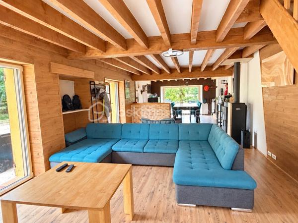Située en campagne de PORT-BRILLET, dans un hameau de 2 maisons, cette maison spacieuse a de nombreux atouts pour séduire ses futurs propriétaires...
Nous commencerons la visite par la cuisine, elle a été récemment changée, elle fait 12m2 et donne accès direct à la buanderie de 5m2 et au premier wc séparé. De la cuisine nous descendrons 2 marches pour le salon-séjour spacieux de 50m2. 
Nous poursuivrons avec l'étage qui distribue un deuxième wc séparé, une salle de bain de 9m2 environ et une première chambre de 12m2, une deuxième de 9m2 tout juste, un dressing séparé de 5m2, une troisième chambre de 11m2 et enfin la quatrième de 20m2.
Toutes les menuiseries ont été changées en pvc double vitrage avec volet roulant électrique, celles de la cuisine et de la buanderie seront remplacées prochainement. La toiture est en tuiles. La taxe foncière est de 900€. 
Economique, l'unique mode de chauffage de cette maison spacieuse est un poêle mixte c'est à dire bois et granulés, selon vos envies, il chauffe le rez-de-chaussée et l'étage.
Autre atout non négligeable aujourd'hui,  des panneaux solaires ont été installés avec une revente d'environ 2000€ annuel ce qui permet une "auto-consommation", et oui ! Vous  revendez plus que ce que vous consommez puisque les propriétaires consomment environ 1200€ d'électricité par an !!!
Et ce n'est pas tout, le chauffe-eau existant a été remplacé par un chauffe-eau thermodynamique et la fosse septique a été changée par une microstation il y a 4 ans environ.
Si la façade est à prévoir de refaire, le gros oeuvre et les travaux de rénovation énergétiques ont quant à eux été réalisés. 
Coté rangement, vous avez un garage de 34m2 agencé de placard et aussi un grenier total au-dessus et un cabanon de jardin. 
Coté extérieur, vous pourrez profiter pleinement de la parcelle de 1000m2 sans aucun vis à vis et arborée bordée par la rivière en contrebas de la maison et entièrement clôturée. 
Petite particularité, un chenil a été construit pour accueillir vos chiens dans des espaces spacieux également.
Alors, cette maison semble correspondre à plusieurs de vos critères de recherche ? Appelez-moi pour plus de renseignements et peut-être fixer une visite !
Sans oublier que la commune de Port-Brillet propose à ses habitants :  boulangerie, coiffeurs, supérette, opticien, fleuriste, esthéticienne, kiné, médecin, ostéopathe, opticienne, infirmières etc...  mais aussi une école publique maternelle et primaire ainsi qu'un collège. 
Et très pratique, une gare SNCF dessert quotidiennement l'axe Rennes-Paris à moins de 5 minutes de la maison !