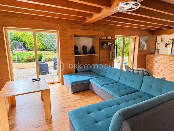 Située en campagne de PORT-BRILLET, dans un hameau de 2 maisons, cette maison spacieuse a de nombreux atouts pour séduire ses futurs propriétaires...
Nous commencerons la visite par la cuisine, elle a été récemment changée, elle fait 12m2 et donne accès direct à la buanderie de 5m2 et au premier wc séparé. De la cuisine nous descendrons 2 marches pour le salon-séjour spacieux de 50m2. 
Nous poursuivrons avec l'étage qui distribue un deuxième wc séparé, une salle de bain de 9m2 environ et une première chambre de 12m2, une deuxième de 9m2 tout juste, un dressing séparé de 5m2, une troisième chambre de 11m2 et enfin la quatrième de 20m2.
Toutes les menuiseries ont été changées en pvc double vitrage avec volet roulant électrique, celles de la cuisine et de la buanderie seront remplacées prochainement. La toiture est en tuiles. La taxe foncière est de 900€. 
Economique, l'unique mode de chauffage de cette maison spacieuse est un poêle mixte c'est à dire bois et granulés, selon vos envies, il chauffe le rez-de-chaussée et l'étage.
Autre atout non négligeable aujourd'hui,  des panneaux solaires ont été installés avec une revente d'environ 2000€ annuel ce qui permet une "auto-consommation", et oui ! Vous  revendez plus que ce que vous consommez puisque les propriétaires consomment environ 1200€ d'électricité par an !!!
Et ce n'est pas tout, le chauffe-eau existant a été remplacé par un chauffe-eau thermodynamique et la fosse septique a été changée par une microstation il y a 4 ans environ.
Si la façade est à prévoir de refaire, le gros oeuvre et les travaux de rénovation énergétiques ont quant à eux été réalisés. 
Coté rangement, vous avez un garage de 34m2 agencé de placard et aussi un grenier total au-dessus et un cabanon de jardin. 
Coté extérieur, vous pourrez profiter pleinement de la parcelle de 1000m2 sans aucun vis à vis et arborée bordée par la rivière en contrebas de la maison et entièrement clôturée. 
Petite particularité, un chenil a été construit pour accueillir vos chiens dans des espaces spacieux également.
Alors, cette maison semble correspondre à plusieurs de vos critères de recherche ? Appelez-moi pour plus de renseignements et peut-être fixer une visite !
Sans oublier que la commune de Port-Brillet propose à ses habitants :  boulangerie, coiffeurs, supérette, opticien, fleuriste, esthéticienne, kiné, médecin, ostéopathe, opticienne, infirmières etc...  mais aussi une école publique maternelle et primaire ainsi qu'un collège. 
Et très pratique, une gare SNCF dessert quotidiennement l'axe Rennes-Paris à moins de 5 minutes de la maison !