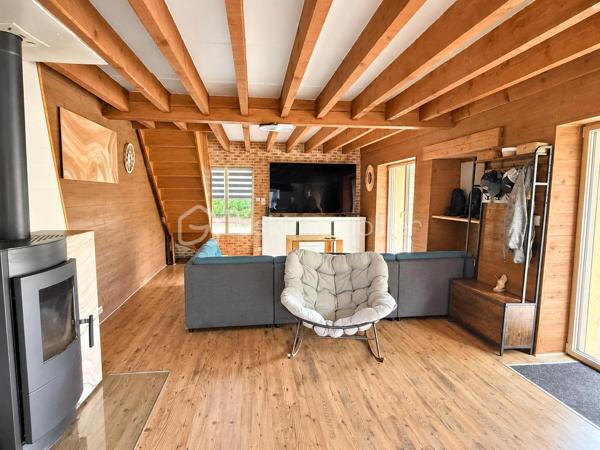 Située en campagne de PORT-BRILLET, dans un hameau de 2 maisons, cette maison spacieuse a de nombreux atouts pour séduire ses futurs propriétaires...
Nous commencerons la visite par la cuisine, elle a été récemment changée, elle fait 12m2 et donne accès direct à la buanderie de 5m2 et au premier wc séparé. De la cuisine nous descendrons 2 marches pour le salon-séjour spacieux de 50m2. 
Nous poursuivrons avec l'étage qui distribue un deuxième wc séparé, une salle de bain de 9m2 environ et une première chambre de 12m2, une deuxième de 9m2 tout juste, un dressing séparé de 5m2, une troisième chambre de 11m2 et enfin la quatrième de 20m2.
Toutes les menuiseries ont été changées en pvc double vitrage avec volet roulant électrique, celles de la cuisine et de la buanderie seront remplacées prochainement. La toiture est en tuiles. La taxe foncière est de 900€. 
Economique, l'unique mode de chauffage de cette maison spacieuse est un poêle mixte c'est à dire bois et granulés, selon vos envies, il chauffe le rez-de-chaussée et l'étage.
Autre atout non négligeable aujourd'hui,  des panneaux solaires ont été installés avec une revente d'environ 2000€ annuel ce qui permet une "auto-consommation", et oui ! Vous  revendez plus que ce que vous consommez puisque les propriétaires consomment environ 1200€ d'électricité par an !!!
Et ce n'est pas tout, le chauffe-eau existant a été remplacé par un chauffe-eau thermodynamique et la fosse septique a été changée par une microstation il y a 4 ans environ.
Si la façade est à prévoir de refaire, le gros oeuvre et les travaux de rénovation énergétiques ont quant à eux été réalisés. 
Coté rangement, vous avez un garage de 34m2 agencé de placard et aussi un grenier total au-dessus et un cabanon de jardin. 
Coté extérieur, vous pourrez profiter pleinement de la parcelle de 1000m2 sans aucun vis à vis et arborée bordée par la rivière en contrebas de la maison et entièrement clôturée. 
Petite particularité, un chenil a été construit pour accueillir vos chiens dans des espaces spacieux également.
Alors, cette maison semble correspondre à plusieurs de vos critères de recherche ? Appelez-moi pour plus de renseignements et peut-être fixer une visite !
Sans oublier que la commune de Port-Brillet propose à ses habitants :  boulangerie, coiffeurs, supérette, opticien, fleuriste, esthéticienne, kiné, médecin, ostéopathe, opticienne, infirmières etc...  mais aussi une école publique maternelle et primaire ainsi qu'un collège. 
Et très pratique, une gare SNCF dessert quotidiennement l'axe Rennes-Paris à moins de 5 minutes de la maison !