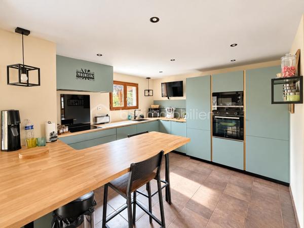 Située en campagne de PORT-BRILLET, dans un hameau de 2 maisons, cette maison spacieuse a de nombreux atouts pour séduire ses futurs propriétaires...
Nous commencerons la visite par la cuisine, elle a été récemment changée, elle fait 12m2 et donne accès direct à la buanderie de 5m2 et au premier wc séparé. De la cuisine nous descendrons 2 marches pour le salon-séjour spacieux de 50m2. 
Nous poursuivrons avec l'étage qui distribue un deuxième wc séparé, une salle de bain de 9m2 environ et une première chambre de 12m2, une deuxième de 9m2 tout juste, un dressing séparé de 5m2, une troisième chambre de 11m2 et enfin la quatrième de 20m2.
Toutes les menuiseries ont été changées en pvc double vitrage avec volet roulant électrique, celles de la cuisine et de la buanderie seront remplacées prochainement. La toiture est en tuiles. La taxe foncière est de 900€. 
Economique, l'unique mode de chauffage de cette maison spacieuse est un poêle mixte c'est à dire bois et granulés, selon vos envies, il chauffe le rez-de-chaussée et l'étage.
Autre atout non négligeable aujourd'hui,  des panneaux solaires ont été installés avec une revente d'environ 2000€ annuel ce qui permet une "auto-consommation", et oui ! Vous  revendez plus que ce que vous consommez puisque les propriétaires consomment environ 1200€ d'électricité par an !!!
Et ce n'est pas tout, le chauffe-eau existant a été remplacé par un chauffe-eau thermodynamique et la fosse septique a été changée par une microstation il y a 4 ans environ.
Si la façade est à prévoir de refaire, le gros oeuvre et les travaux de rénovation énergétiques ont quant à eux été réalisés. 
Coté rangement, vous avez un garage de 34m2 agencé de placard et aussi un grenier total au-dessus et un cabanon de jardin. 
Coté extérieur, vous pourrez profiter pleinement de la parcelle de 1000m2 sans aucun vis à vis et arborée bordée par la rivière en contrebas de la maison et entièrement clôturée. 
Petite particularité, un chenil a été construit pour accueillir vos chiens dans des espaces spacieux également.
Alors, cette maison semble correspondre à plusieurs de vos critères de recherche ? Appelez-moi pour plus de renseignements et peut-être fixer une visite !
Sans oublier que la commune de Port-Brillet propose à ses habitants :  boulangerie, coiffeurs, supérette, opticien, fleuriste, esthéticienne, kiné, médecin, ostéopathe, opticienne, infirmières etc...  mais aussi une école publique maternelle et primaire ainsi qu'un collège. 
Et très pratique, une gare SNCF dessert quotidiennement l'axe Rennes-Paris à moins de 5 minutes de la maison !