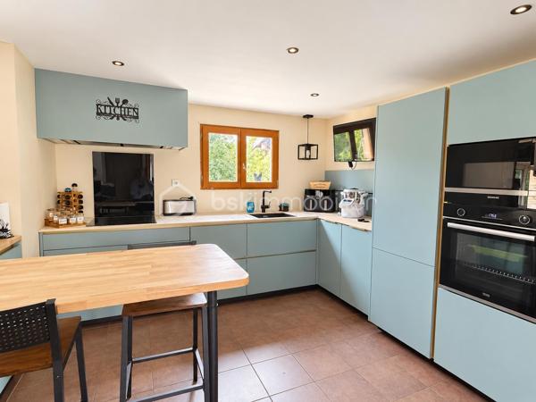 Située en campagne de PORT-BRILLET, dans un hameau de 2 maisons, cette maison spacieuse a de nombreux atouts pour séduire ses futurs propriétaires...
Nous commencerons la visite par la cuisine, elle a été récemment changée, elle fait 12m2 et donne accès direct à la buanderie de 5m2 et au premier wc séparé. De la cuisine nous descendrons 2 marches pour le salon-séjour spacieux de 50m2. 
Nous poursuivrons avec l'étage qui distribue un deuxième wc séparé, une salle de bain de 9m2 environ et une première chambre de 12m2, une deuxième de 9m2 tout juste, un dressing séparé de 5m2, une troisième chambre de 11m2 et enfin la quatrième de 20m2.
Toutes les menuiseries ont été changées en pvc double vitrage avec volet roulant électrique, celles de la cuisine et de la buanderie seront remplacées prochainement. La toiture est en tuiles. La taxe foncière est de 900€. 
Economique, l'unique mode de chauffage de cette maison spacieuse est un poêle mixte c'est à dire bois et granulés, selon vos envies, il chauffe le rez-de-chaussée et l'étage.
Autre atout non négligeable aujourd'hui,  des panneaux solaires ont été installés avec une revente d'environ 2000€ annuel ce qui permet une "auto-consommation", et oui ! Vous  revendez plus que ce que vous consommez puisque les propriétaires consomment environ 1200€ d'électricité par an !!!
Et ce n'est pas tout, le chauffe-eau existant a été remplacé par un chauffe-eau thermodynamique et la fosse septique a été changée par une microstation il y a 4 ans environ.
Si la façade est à prévoir de refaire, le gros oeuvre et les travaux de rénovation énergétiques ont quant à eux été réalisés. 
Coté rangement, vous avez un garage de 34m2 agencé de placard et aussi un grenier total au-dessus et un cabanon de jardin. 
Coté extérieur, vous pourrez profiter pleinement de la parcelle de 1000m2 sans aucun vis à vis et arborée bordée par la rivière en contrebas de la maison et entièrement clôturée. 
Petite particularité, un chenil a été construit pour accueillir vos chiens dans des espaces spacieux également.
Alors, cette maison semble correspondre à plusieurs de vos critères de recherche ? Appelez-moi pour plus de renseignements et peut-être fixer une visite !
Sans oublier que la commune de Port-Brillet propose à ses habitants :  boulangerie, coiffeurs, supérette, opticien, fleuriste, esthéticienne, kiné, médecin, ostéopathe, opticienne, infirmières etc...  mais aussi une école publique maternelle et primaire ainsi qu'un collège. 
Et très pratique, une gare SNCF dessert quotidiennement l'axe Rennes-Paris à moins de 5 minutes de la maison !