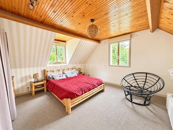 Située en campagne de PORT-BRILLET, dans un hameau de 2 maisons, cette maison spacieuse a de nombreux atouts pour séduire ses futurs propriétaires...
Nous commencerons la visite par la cuisine, elle a été récemment changée, elle fait 12m2 et donne accès direct à la buanderie de 5m2 et au premier wc séparé. De la cuisine nous descendrons 2 marches pour le salon-séjour spacieux de 50m2. 
Nous poursuivrons avec l'étage qui distribue un deuxième wc séparé, une salle de bain de 9m2 environ et une première chambre de 12m2, une deuxième de 9m2 tout juste, un dressing séparé de 5m2, une troisième chambre de 11m2 et enfin la quatrième de 20m2.
Toutes les menuiseries ont été changées en pvc double vitrage avec volet roulant électrique, celles de la cuisine et de la buanderie seront remplacées prochainement. La toiture est en tuiles. La taxe foncière est de 900€. 
Economique, l'unique mode de chauffage de cette maison spacieuse est un poêle mixte c'est à dire bois et granulés, selon vos envies, il chauffe le rez-de-chaussée et l'étage.
Autre atout non négligeable aujourd'hui,  des panneaux solaires ont été installés avec une revente d'environ 2000€ annuel ce qui permet une "auto-consommation", et oui ! Vous  revendez plus que ce que vous consommez puisque les propriétaires consomment environ 1200€ d'électricité par an !!!
Et ce n'est pas tout, le chauffe-eau existant a été remplacé par un chauffe-eau thermodynamique et la fosse septique a été changée par une microstation il y a 4 ans environ.
Si la façade est à prévoir de refaire, le gros oeuvre et les travaux de rénovation énergétiques ont quant à eux été réalisés. 
Coté rangement, vous avez un garage de 34m2 agencé de placard et aussi un grenier total au-dessus et un cabanon de jardin. 
Coté extérieur, vous pourrez profiter pleinement de la parcelle de 1000m2 sans aucun vis à vis et arborée bordée par la rivière en contrebas de la maison et entièrement clôturée. 
Petite particularité, un chenil a été construit pour accueillir vos chiens dans des espaces spacieux également.
Alors, cette maison semble correspondre à plusieurs de vos critères de recherche ? Appelez-moi pour plus de renseignements et peut-être fixer une visite !
Sans oublier que la commune de Port-Brillet propose à ses habitants :  boulangerie, coiffeurs, supérette, opticien, fleuriste, esthéticienne, kiné, médecin, ostéopathe, opticienne, infirmières etc...  mais aussi une école publique maternelle et primaire ainsi qu'un collège. 
Et très pratique, une gare SNCF dessert quotidiennement l'axe Rennes-Paris à moins de 5 minutes de la maison !