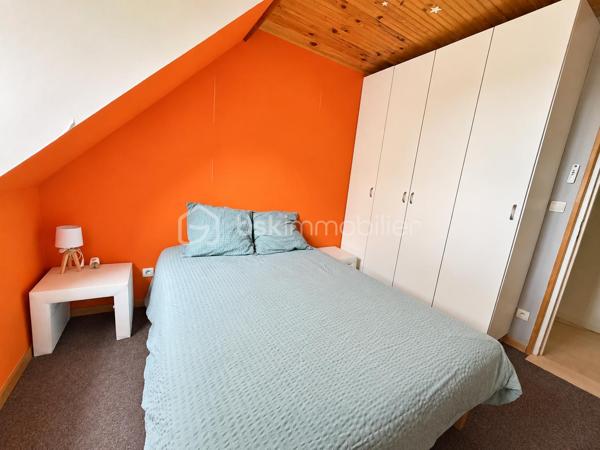 Située en campagne de PORT-BRILLET, dans un hameau de 2 maisons, cette maison spacieuse a de nombreux atouts pour séduire ses futurs propriétaires...
Nous commencerons la visite par la cuisine, elle a été récemment changée, elle fait 12m2 et donne accès direct à la buanderie de 5m2 et au premier wc séparé. De la cuisine nous descendrons 2 marches pour le salon-séjour spacieux de 50m2. 
Nous poursuivrons avec l'étage qui distribue un deuxième wc séparé, une salle de bain de 9m2 environ et une première chambre de 12m2, une deuxième de 9m2 tout juste, un dressing séparé de 5m2, une troisième chambre de 11m2 et enfin la quatrième de 20m2.
Toutes les menuiseries ont été changées en pvc double vitrage avec volet roulant électrique, celles de la cuisine et de la buanderie seront remplacées prochainement. La toiture est en tuiles. La taxe foncière est de 900€. 
Economique, l'unique mode de chauffage de cette maison spacieuse est un poêle mixte c'est à dire bois et granulés, selon vos envies, il chauffe le rez-de-chaussée et l'étage.
Autre atout non négligeable aujourd'hui,  des panneaux solaires ont été installés avec une revente d'environ 2000€ annuel ce qui permet une "auto-consommation", et oui ! Vous  revendez plus que ce que vous consommez puisque les propriétaires consomment environ 1200€ d'électricité par an !!!
Et ce n'est pas tout, le chauffe-eau existant a été remplacé par un chauffe-eau thermodynamique et la fosse septique a été changée par une microstation il y a 4 ans environ.
Si la façade est à prévoir de refaire, le gros oeuvre et les travaux de rénovation énergétiques ont quant à eux été réalisés. 
Coté rangement, vous avez un garage de 34m2 agencé de placard et aussi un grenier total au-dessus et un cabanon de jardin. 
Coté extérieur, vous pourrez profiter pleinement de la parcelle de 1000m2 sans aucun vis à vis et arborée bordée par la rivière en contrebas de la maison et entièrement clôturée. 
Petite particularité, un chenil a été construit pour accueillir vos chiens dans des espaces spacieux également.
Alors, cette maison semble correspondre à plusieurs de vos critères de recherche ? Appelez-moi pour plus de renseignements et peut-être fixer une visite !
Sans oublier que la commune de Port-Brillet propose à ses habitants :  boulangerie, coiffeurs, supérette, opticien, fleuriste, esthéticienne, kiné, médecin, ostéopathe, opticienne, infirmières etc...  mais aussi une école publique maternelle et primaire ainsi qu'un collège. 
Et très pratique, une gare SNCF dessert quotidiennement l'axe Rennes-Paris à moins de 5 minutes de la maison !