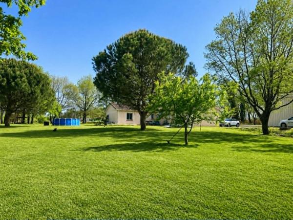 Maison plain-pied avec local indépendant de 106 m² sur superbe parc de 10 000 m² – Birac-sur-Trec (47)