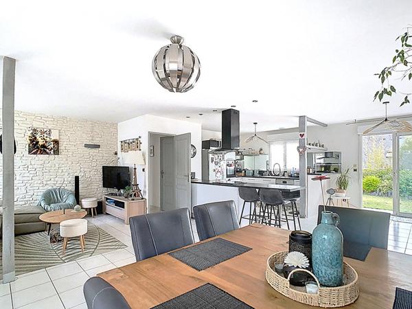 Maison familiale en plein bourg de Soucelles (Rives du Loir en Anjou)