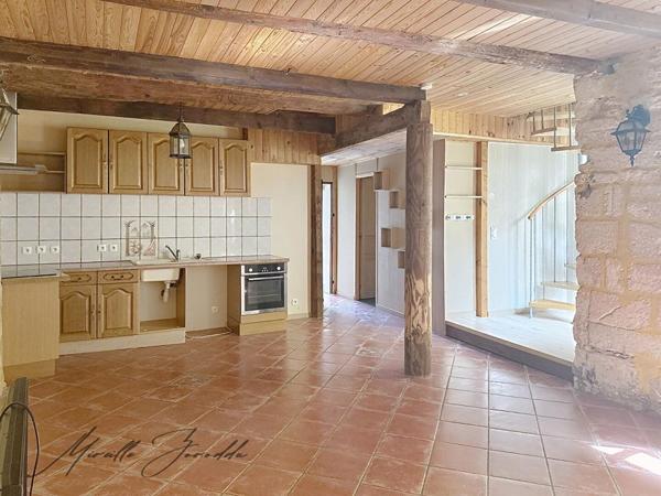 BEAUCAIRE A VENDRE MAISON DE VILLE AVEC TERRASSE 4 PIECES 74 m² ET CAVE