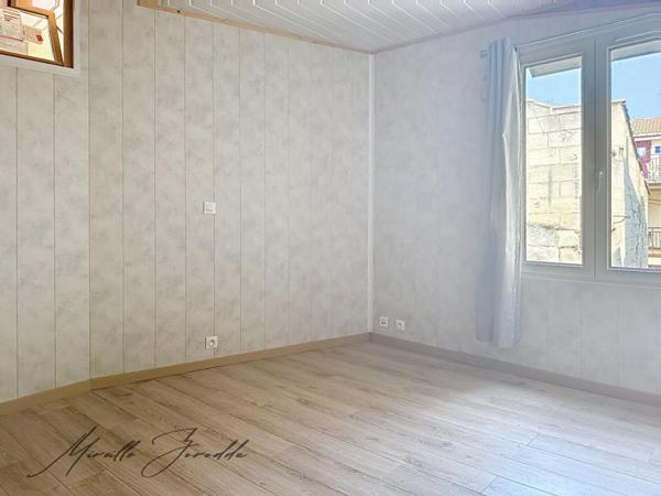 BEAUCAIRE A VENDRE MAISON DE VILLE AVEC TERRASSE 4 PIECES 74 m² ET CAVE