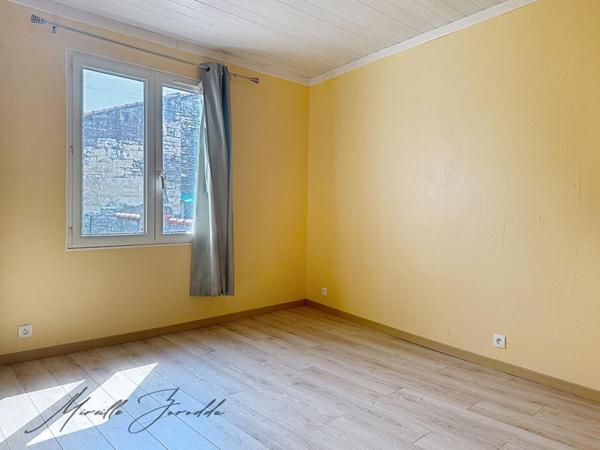 BEAUCAIRE A VENDRE MAISON DE VILLE AVEC TERRASSE 4 PIECES 74 m² ET CAVE