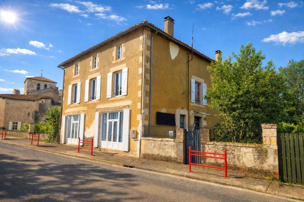 Alloue ? Deux maisons traditionnelles rénovées avec jardin en bord de rivière ? possibilité d'activité commerciale. Alloue