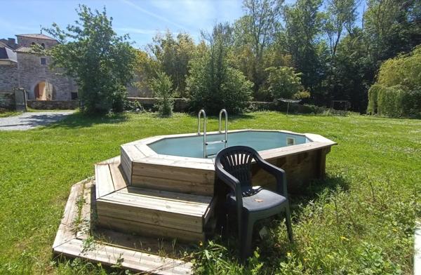 Alloue ? Deux maisons traditionnelles rénovées avec jardin en bord de rivière ? possibilité d'activité commerciale. Alloue