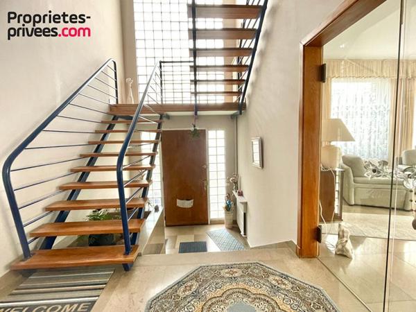 Ensemble immobilier de 550 m2 - Immeuble et 2 locaux pro