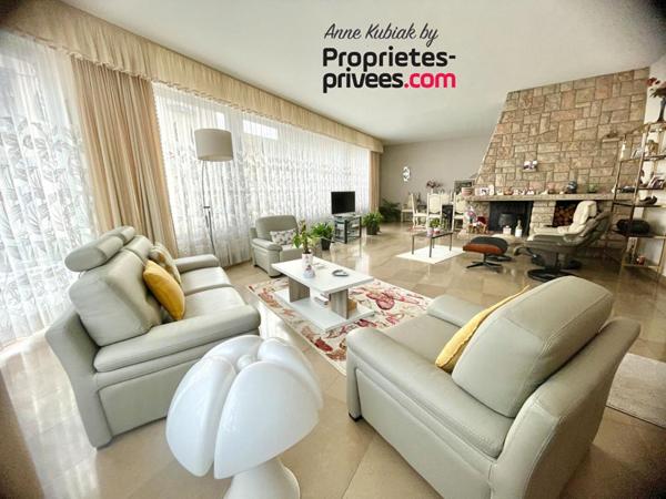 Ensemble immobilier de 550 m2 - Immeuble et 2 locaux pro