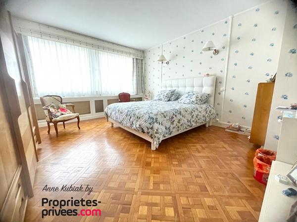 Ensemble immobilier de 550 m2 - Immeuble et 2 locaux pro