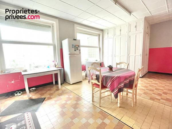 Ensemble immobilier de 550 m2 - Immeuble et 2 locaux pro