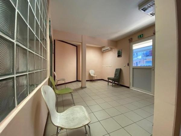 LOCAUX PRO CAYENNE, 115M2 + PARKINGS SÉCURISÉS