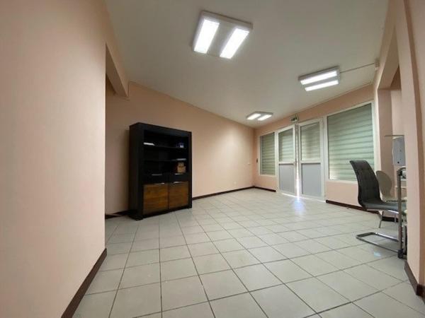 LOCAUX PRO CAYENNE, 115M2 + PARKINGS SÉCURISÉS