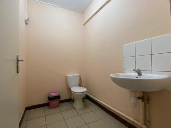 LOCAUX PRO CAYENNE, 115M2 + PARKINGS SÉCURISÉS