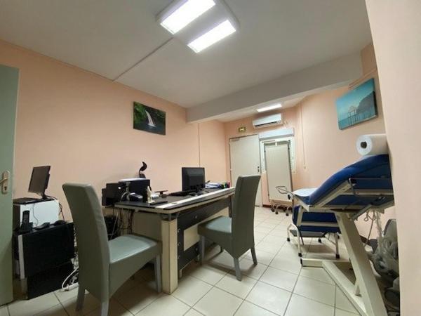 LOCAUX PRO CAYENNE, 115M2 + PARKINGS SÉCURISÉS