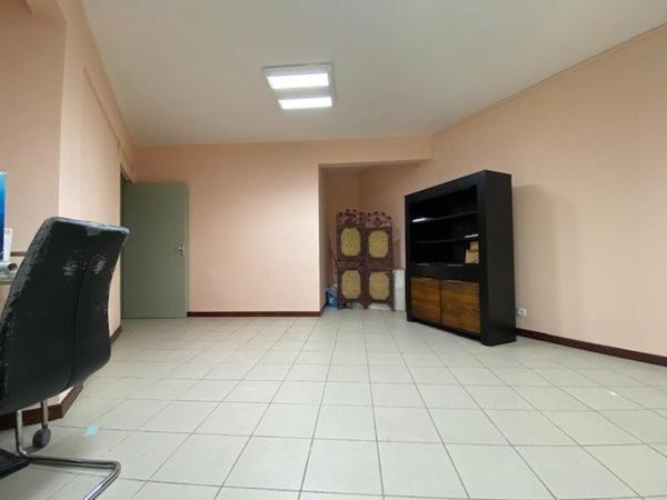 LOCAUX PRO CAYENNE, 115M2 + PARKINGS SÉCURISÉS