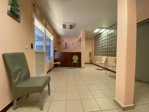 LOCAUX PRO CAYENNE, 115M2 + PARKINGS SÉCURISÉS