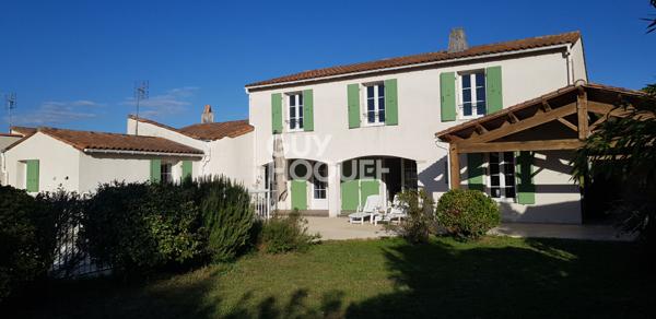 Maison exceptionnelle à vendre à La Flotte - 5 chambres, piscine et garage double !