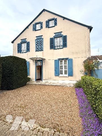 CHARTRES 5MN. A PIED DU CENTRE, DANS UN ECRIN DE VERDURE, PROPRIETE DE CHARME 210m² sur 1000m² CLOS