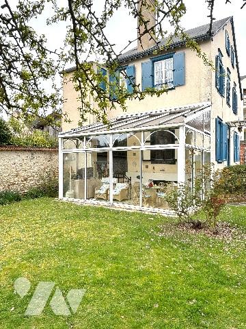 CHARTRES 5MN. A PIED DU CENTRE, DANS UN ECRIN DE VERDURE, PROPRIETE DE CHARME 210m² sur 1000m² CLOS