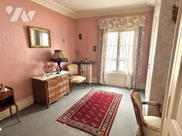 CHARTRES 5MN. A PIED DU CENTRE, DANS UN ECRIN DE VERDURE, PROPRIETE DE CHARME 210m² sur 1000m² CLOS